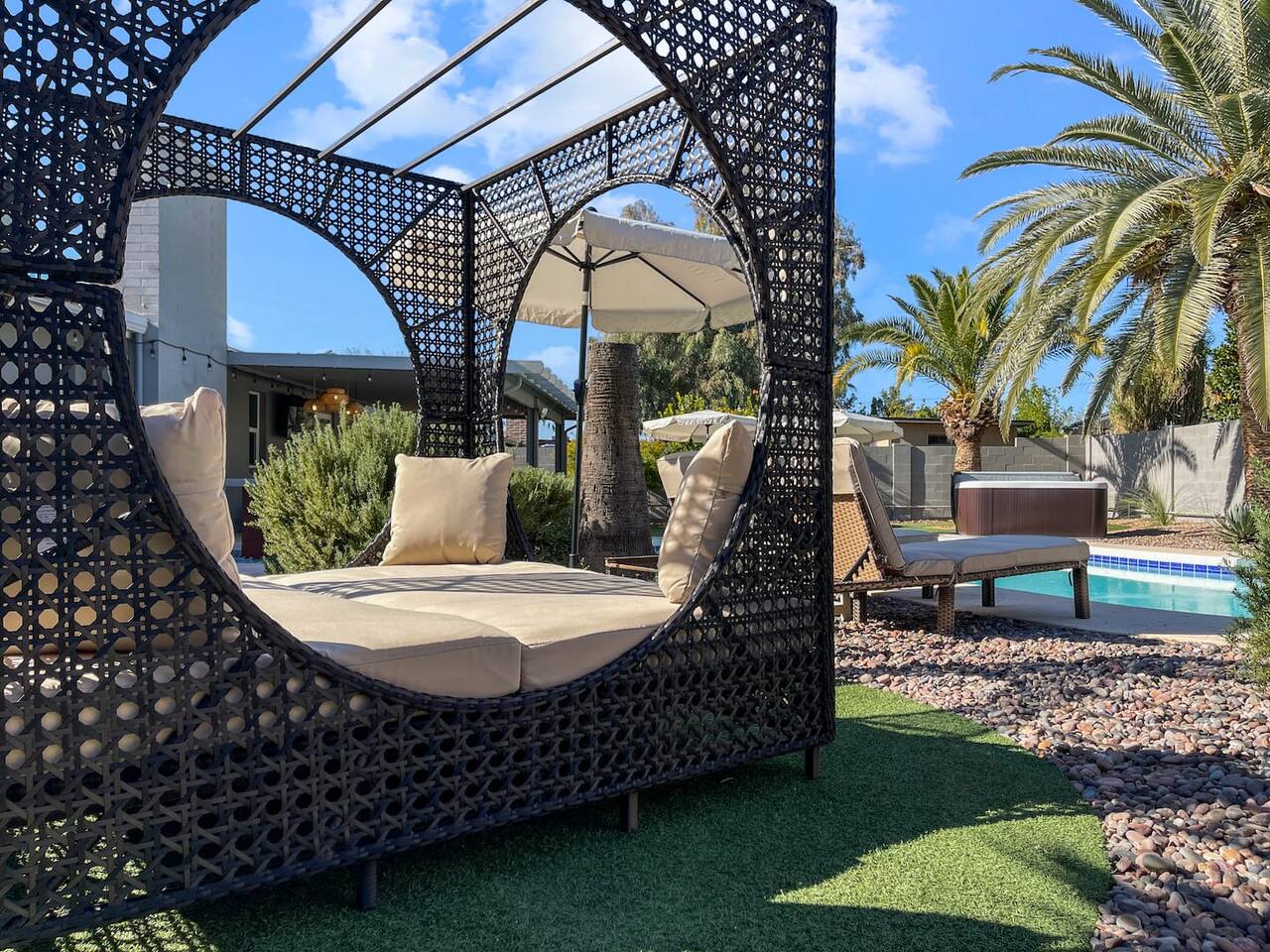 Daybed for maximum relaxation by the pool