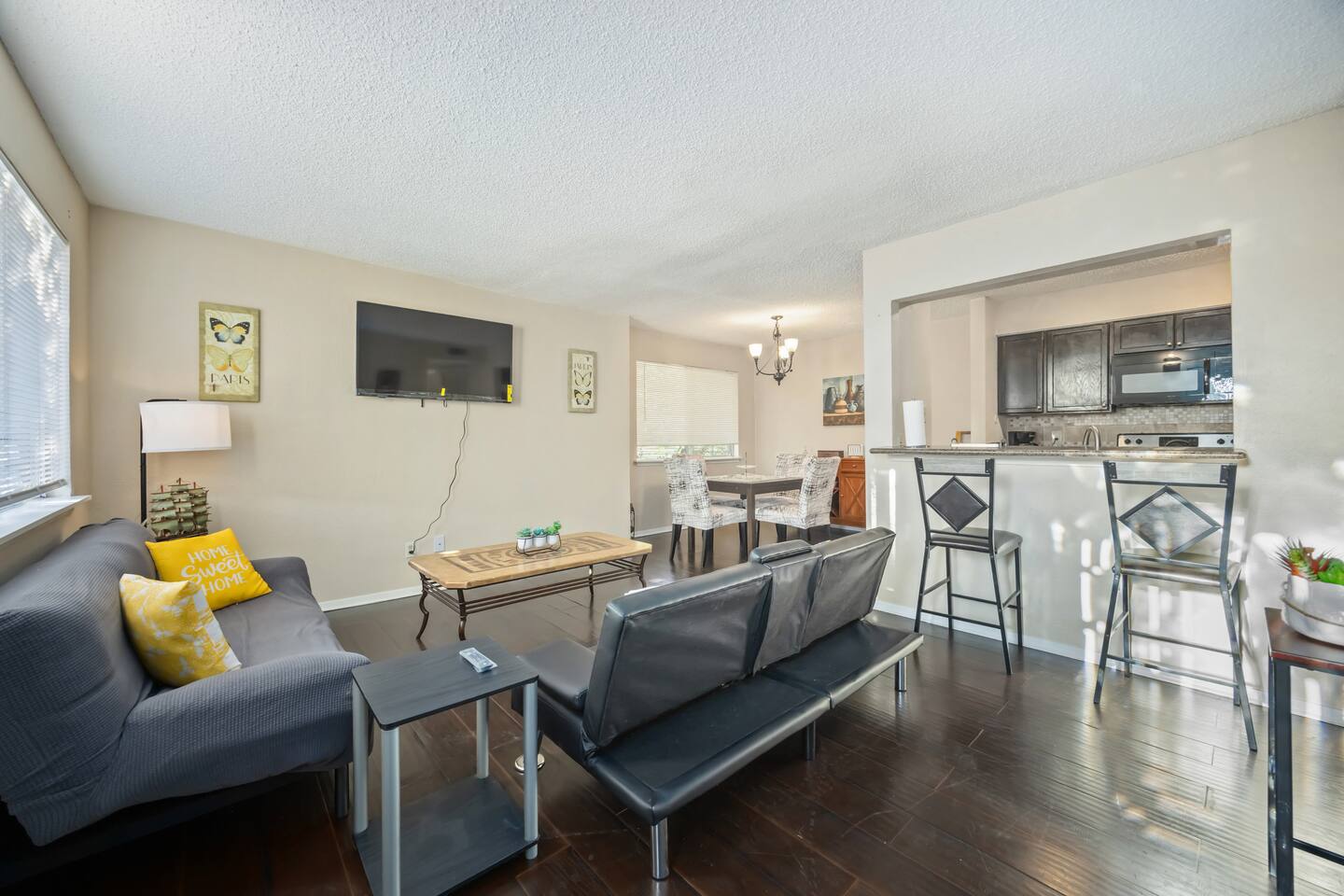 2BR Houston Stay w/ Courtyard, 4 Beds & Parking