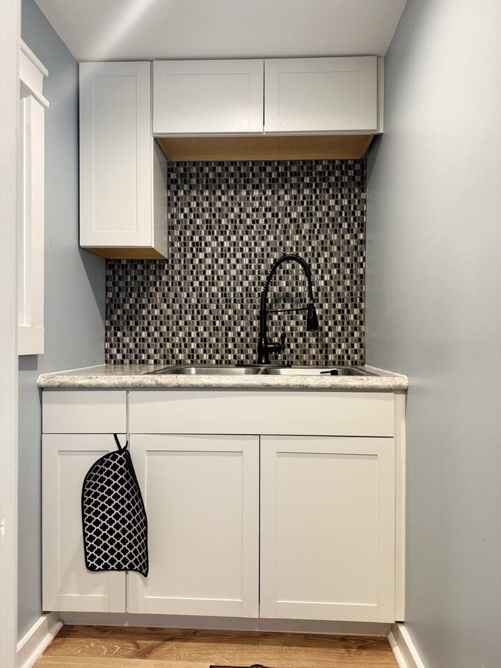 Cozy One-Bedroom Studio in downtown EVV