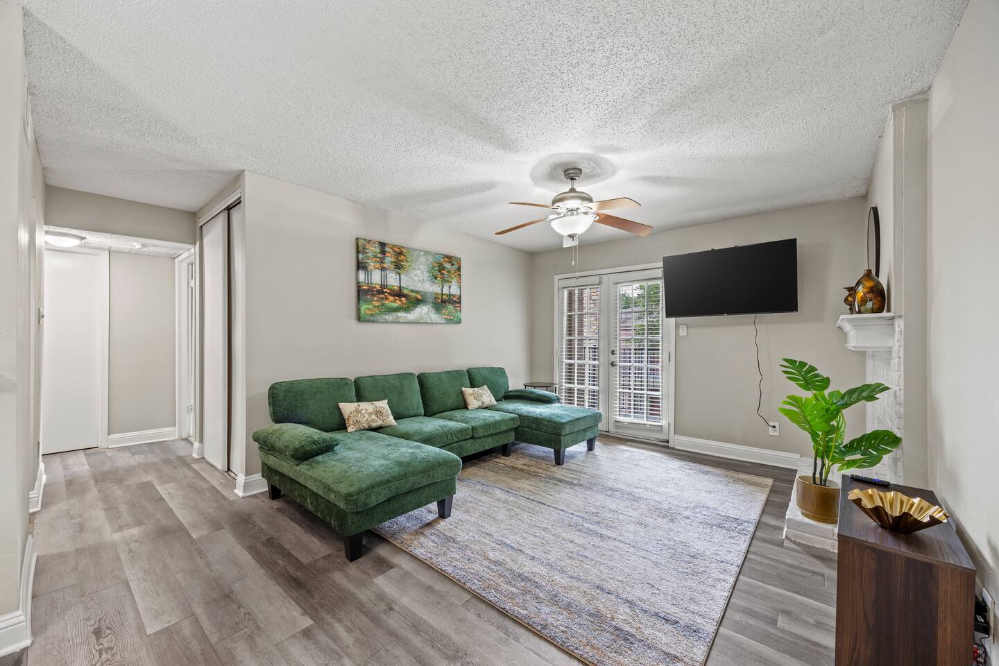 Sleek 1BR + pool | Walk to Bars