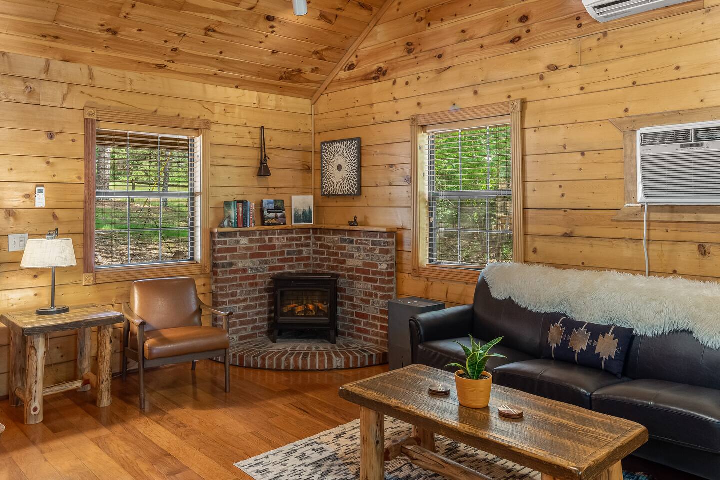 Cozy Cabin w/ Hot Tub, WIFI, Smart TV