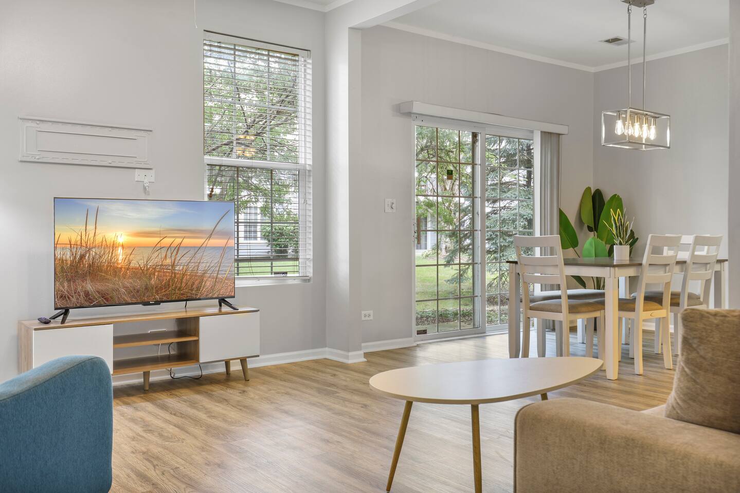 Golden: Sleeps 8, 2.5 baths!