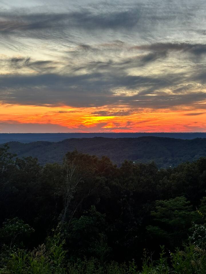 Romantic mountainside cabin with hot tub!