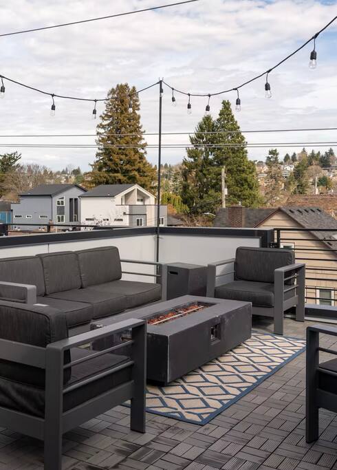 Townhome with Rooftop Near Downtown Ballard