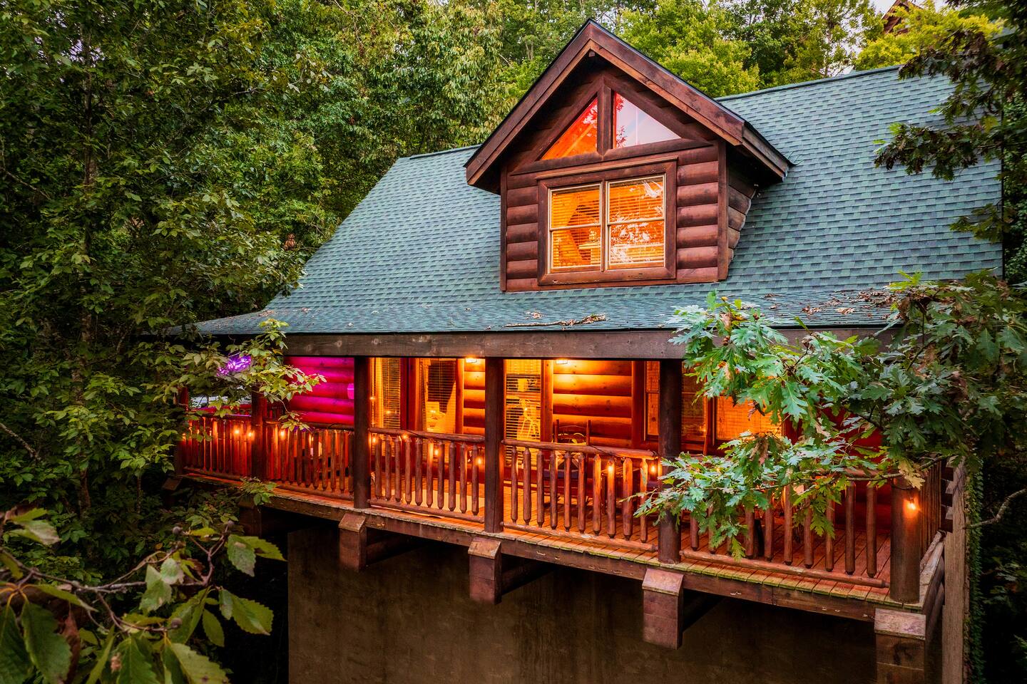 Christmas Tree • Hot Tub • Game Room • Putt Putt