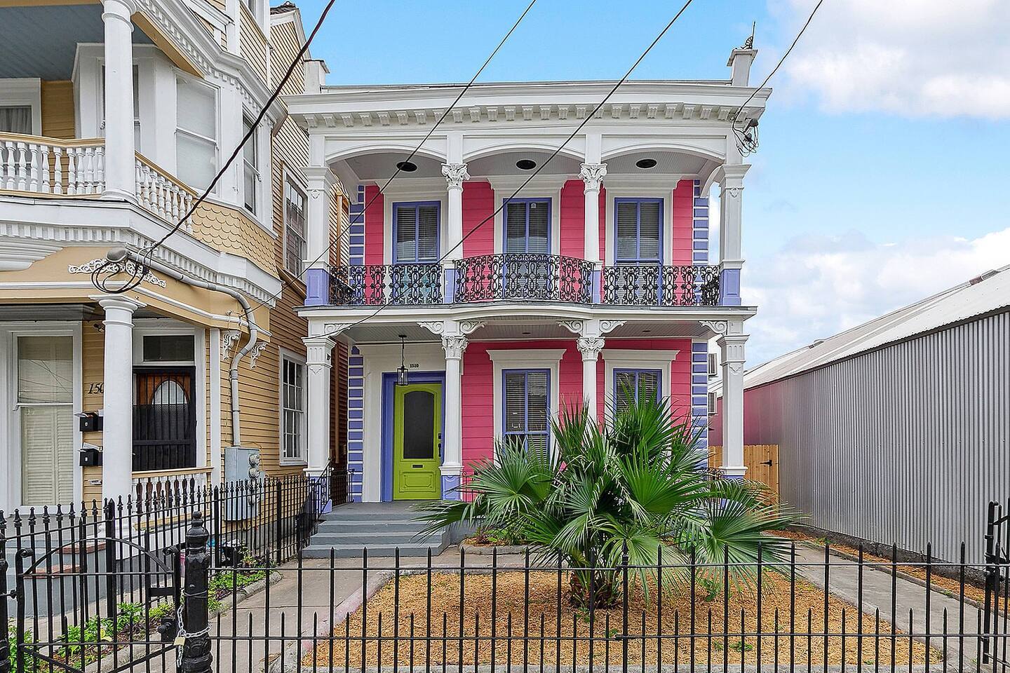 The Pink Palace • 5 Private Suites • Hot Tub