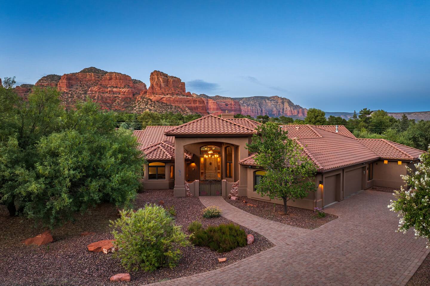Luxury Red Rock Views, Hot Tub, BBQ