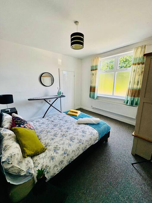 #56 4-Bedroom House Near Shops with Free Parking