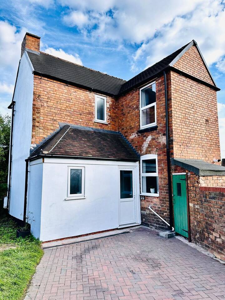 #56 4-Bedroom House Near Shops with Free Parking