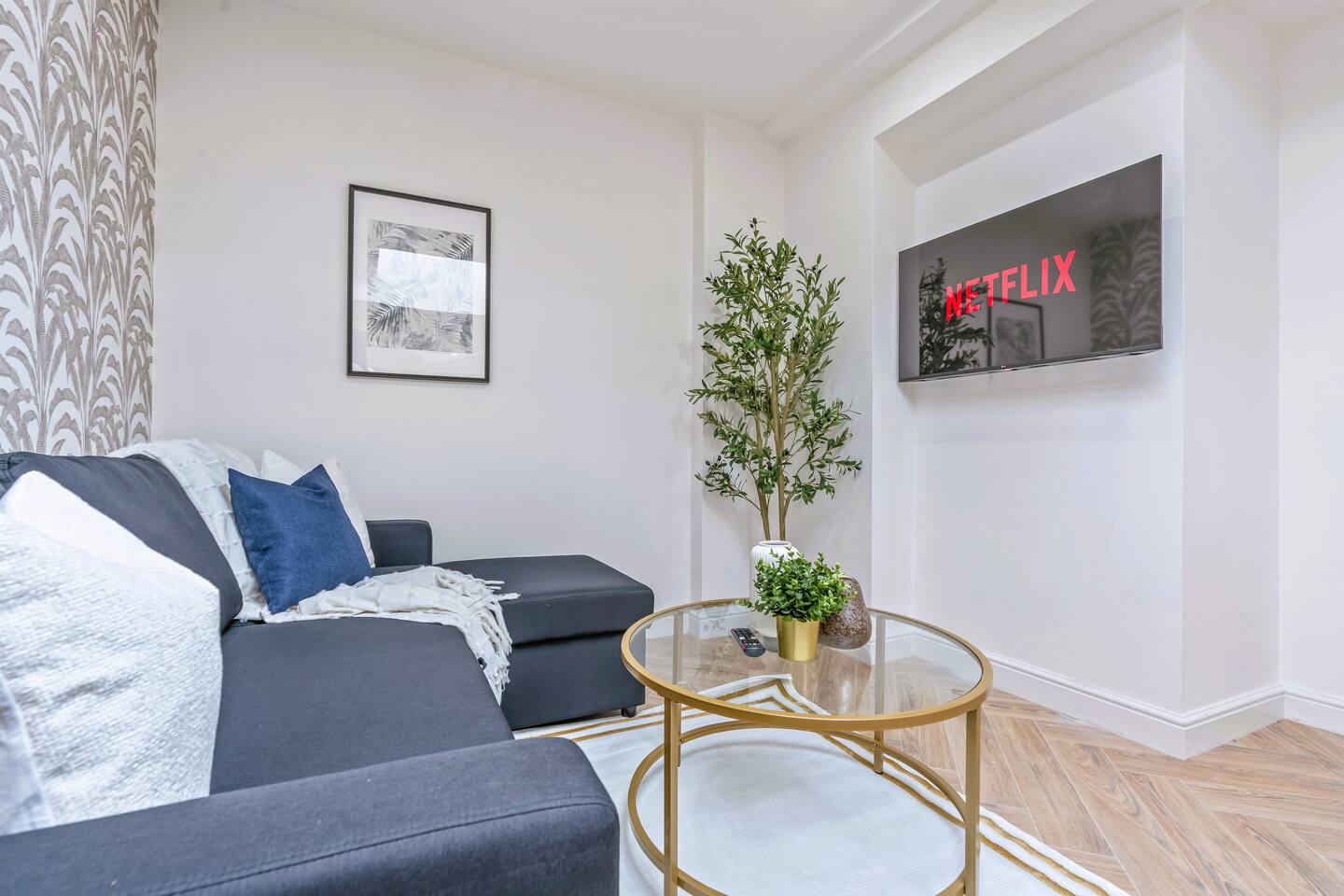 #58 Stylish and Central Sutton 2BR 2Bath