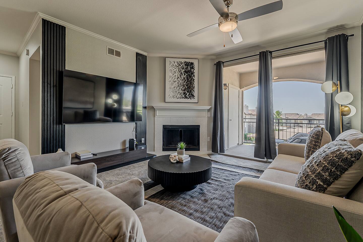Scottsdale 2BR • Pool • Gym •Free Parking •Central