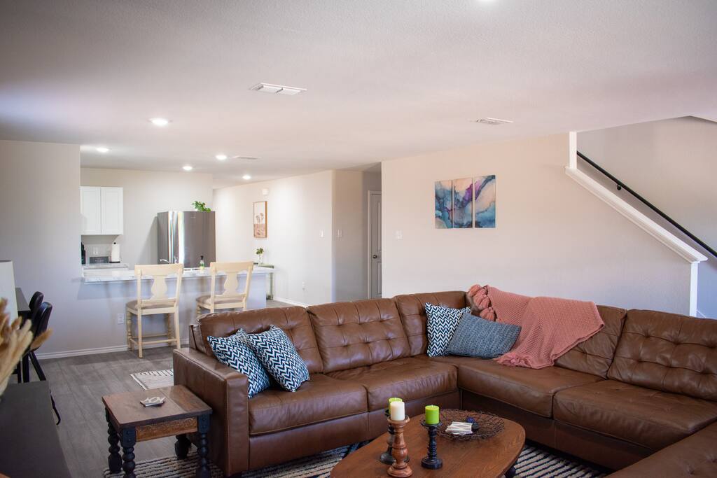 Brand New | 5 bed 3.5 bath | HUGE | 2 King suites