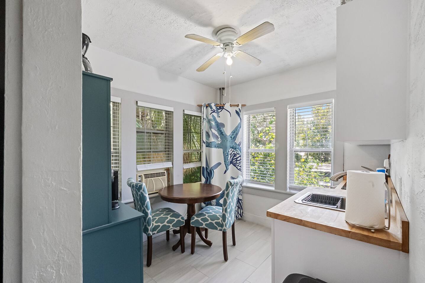 The Tarpon Flat Bright 1BR Downtown Retreat