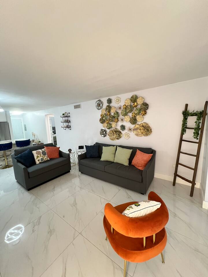 Modern Space in Miami Near Airport parking sleep 7