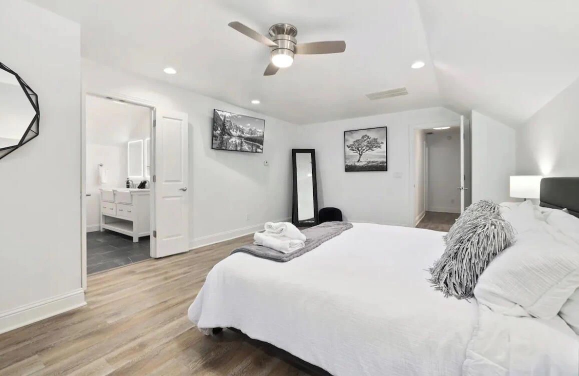 This room is complete with a King-size bed, walk-in closet, 50-inch Smart Vizio TV, desk area, accent chair and en suite bath.