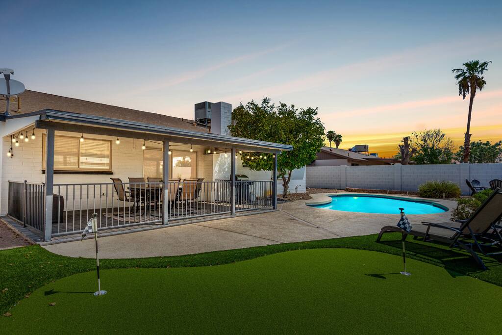 4BR Mesa Oasis w/ Putting Green and Heated Pool!