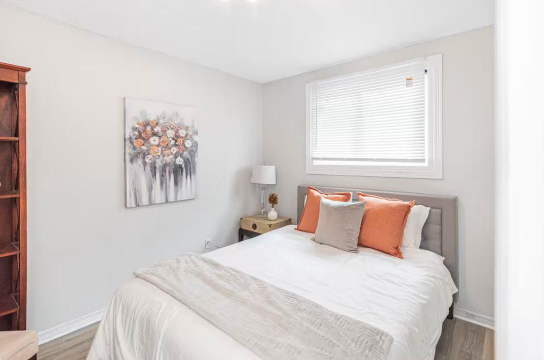 Quaint and Stylish UPPER level 3-bed bungalow in Hamilton, ON