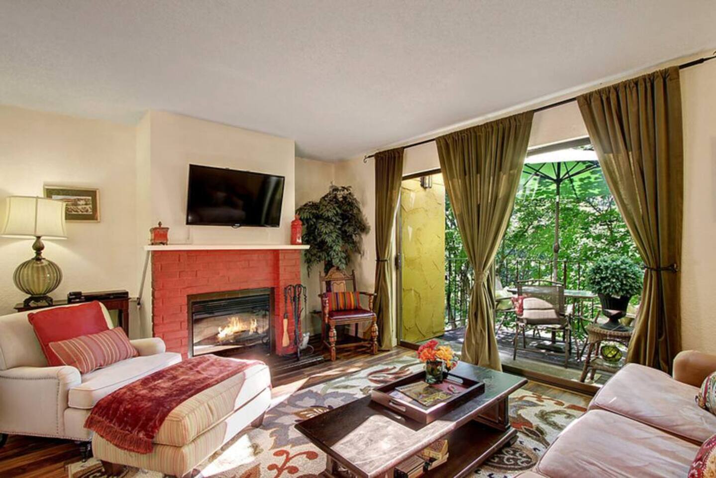 Mediterranean 2BR, Private Patio, Downtown Redmond