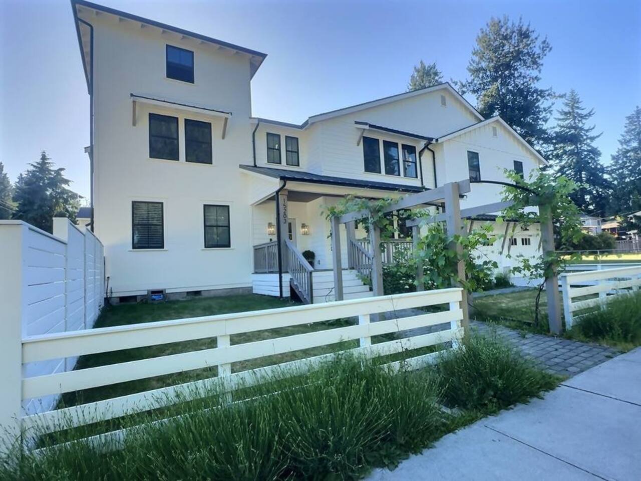 Peaceful 5BR Retreat + Spacious Living + Shoreline