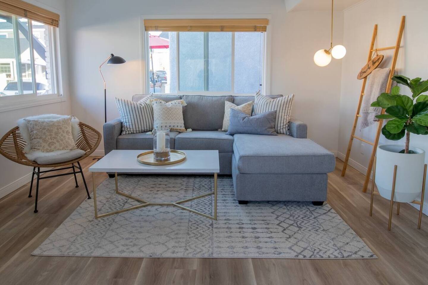 Steps to the beach! Free Parking, Outdoor Shower