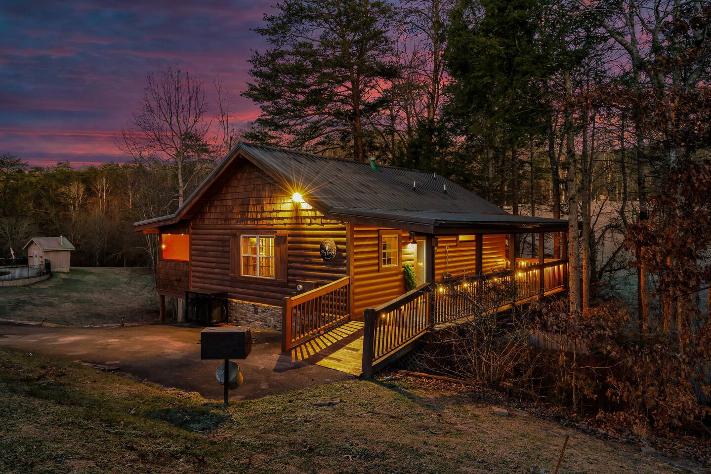 King Bed • Hot Tub • Fire Table•Couples Cabin