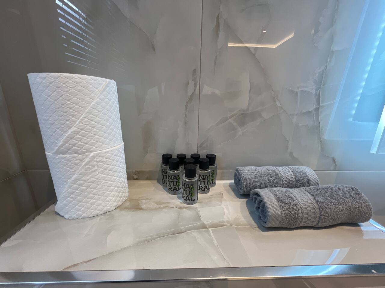 Offley Flat 1B – Elegant Studio | Modern Comfort | Backyard | WIFI