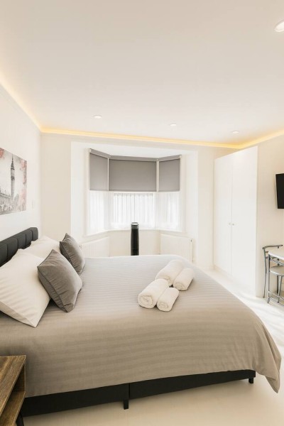 Bright, airy studio with a king-sized bed and elegant bay window seating.