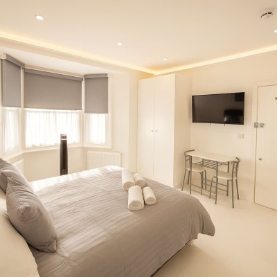 Cozy studio with king bed, bay window, smart TV, dining nook & modern finishes. Perfect city retreat!