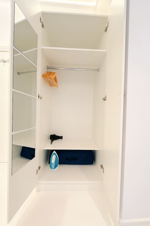 Offley Flat 1B – Elegant Studio | Modern Comfort | Backyard | WIFI