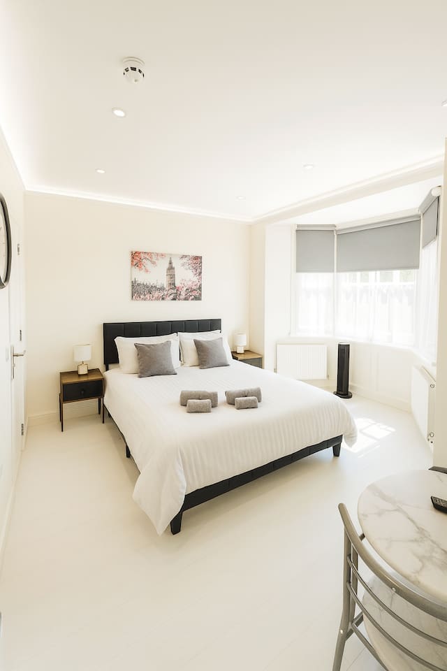 Bright, airy studio with a king-sized bed and elegant bay window seating.