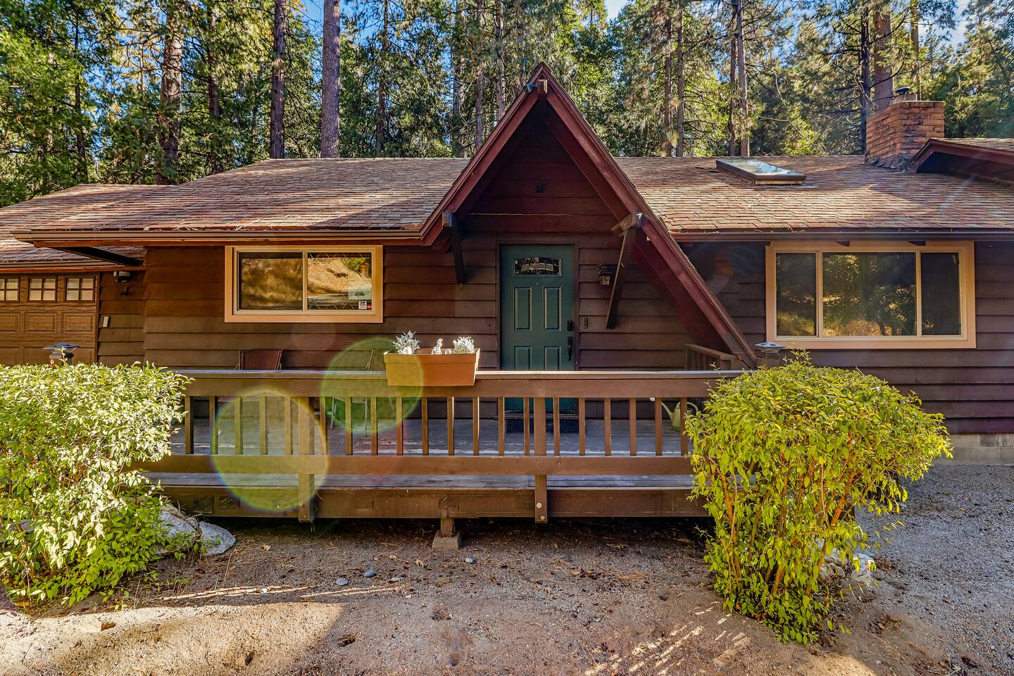 Family-friendly Cabin on the Creek, Close to Town - Holiday Home