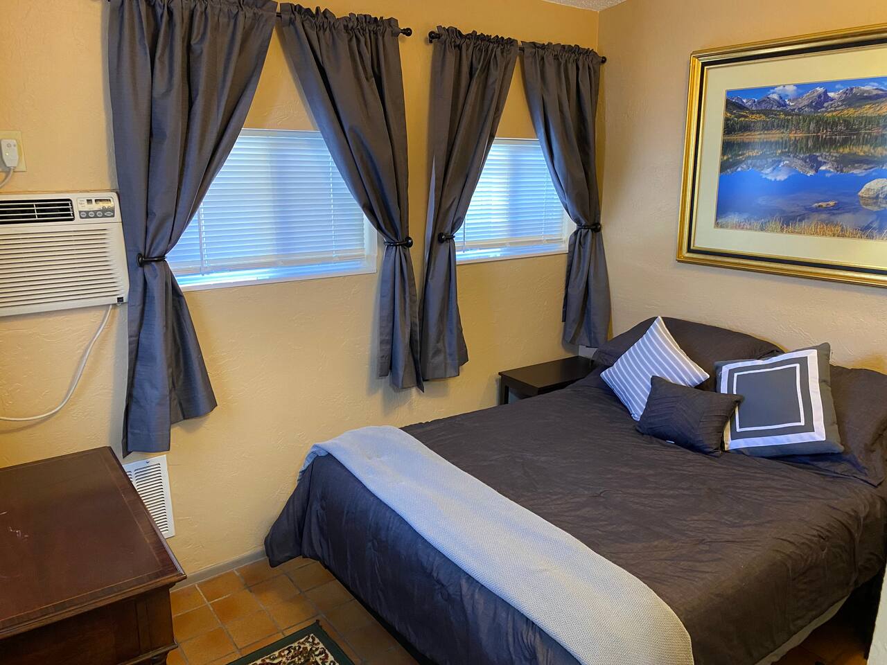 Downtown studio, steps from CC