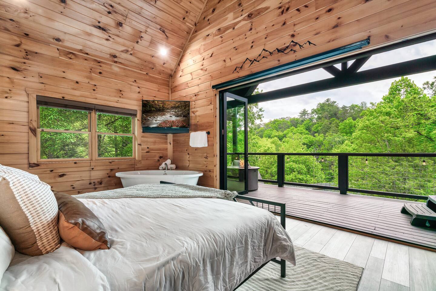 Romantic Couples Treehouse! Theatre! 3 min to PF!