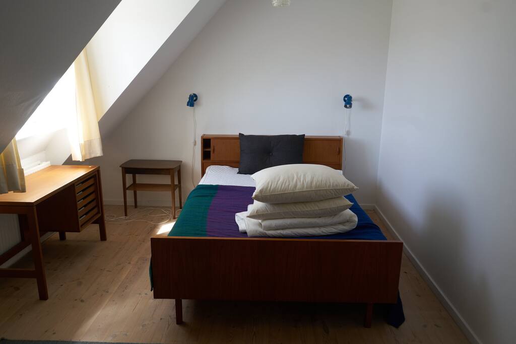 Quiet rooms - private bathroom