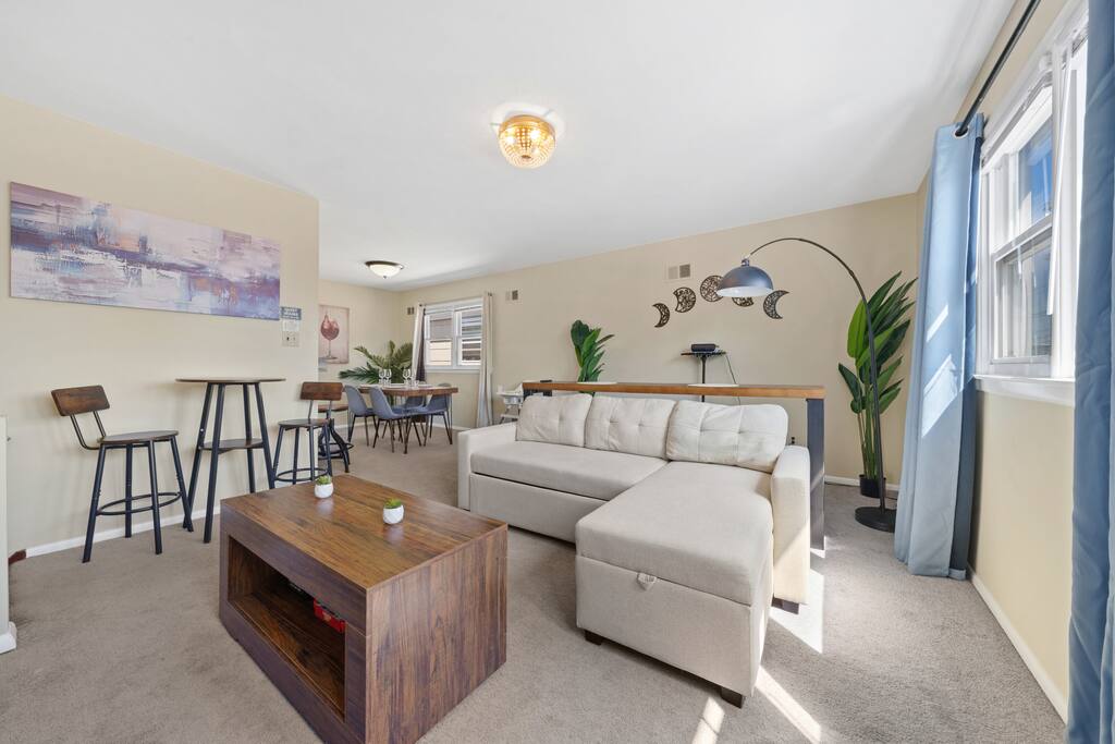 Spacious 3BR + Parking • 3 min Light Rail to NYC