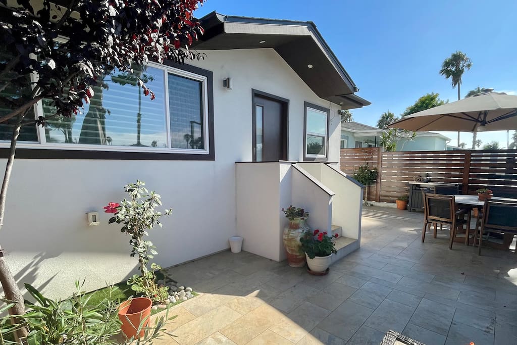 Walk to Beach & Bay | 3BR Villa w/ Patio+AC+Garage