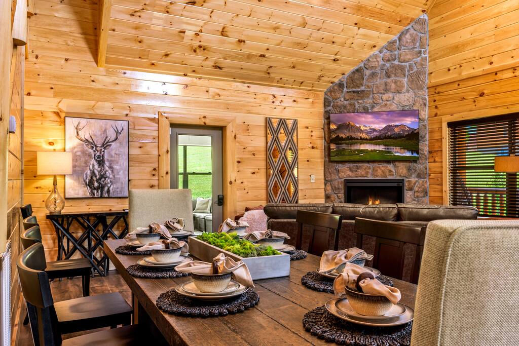 Luxe Cabin • Pool • Hot Tub • Games • Pet Friendly