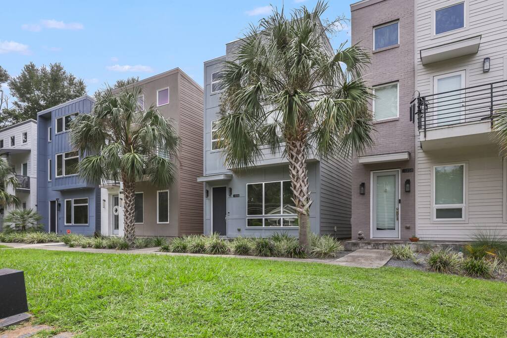 Hotel Bronough - Custom Three Bed Townhouse in Mid