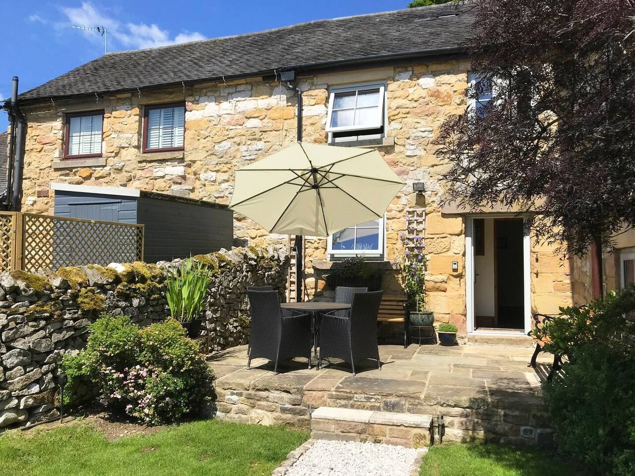 #60 Remarkable 15thCentury Cottage with Lake Views