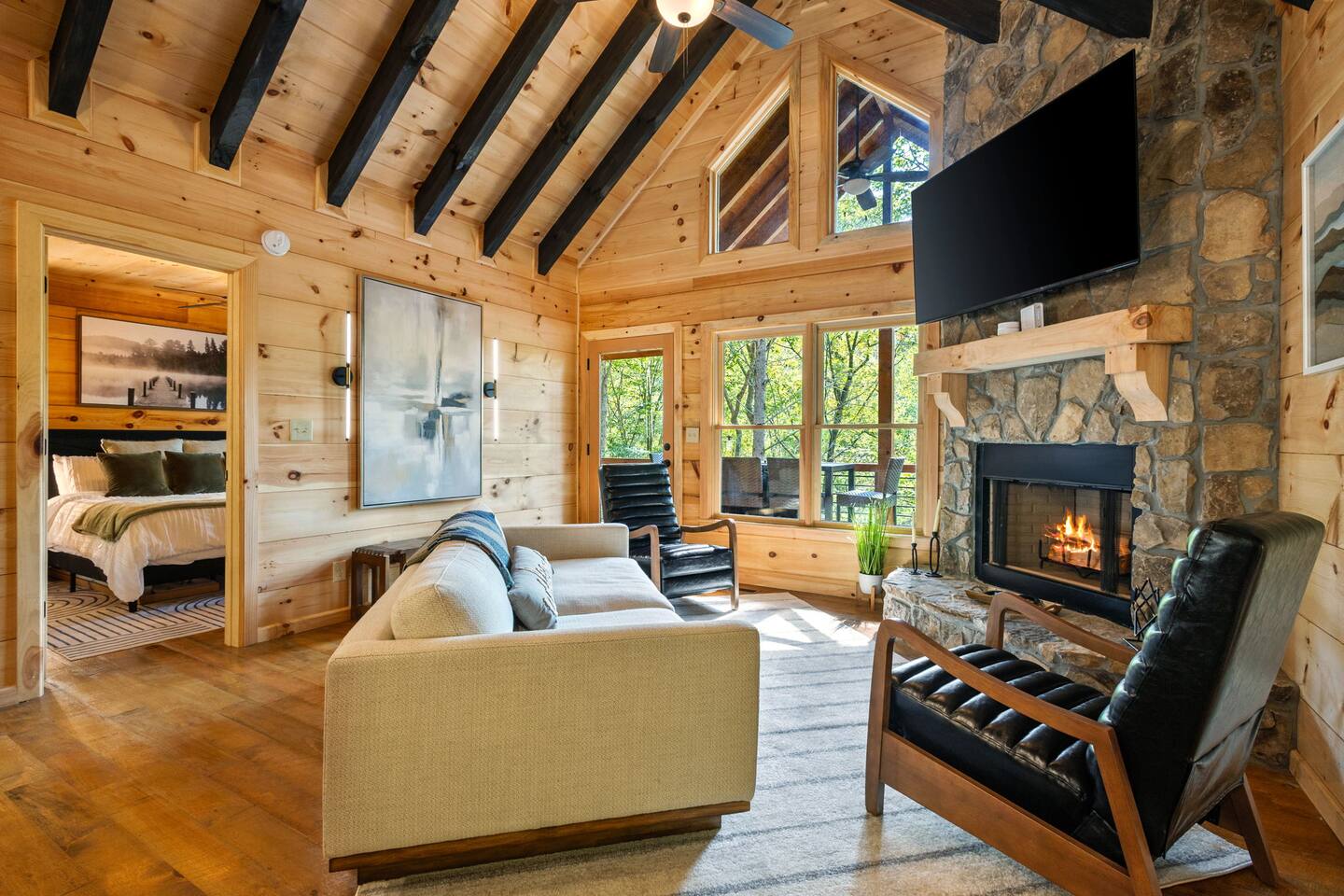 Rayne’s Retreat: Double King Suites, Hot Tub, Lake