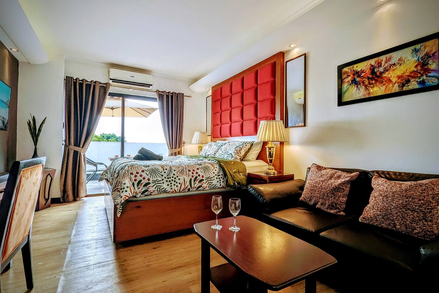 Stylish Suite w/ Rooftop Pool Near Clark