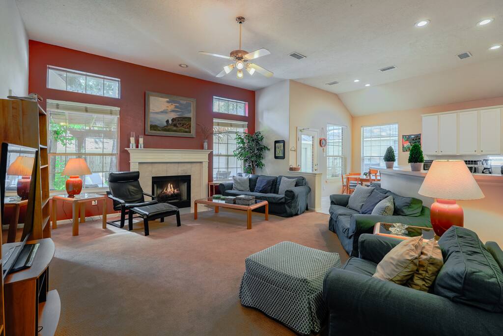 Classic 5BR House for 11 w/Backyard & Covered Deck