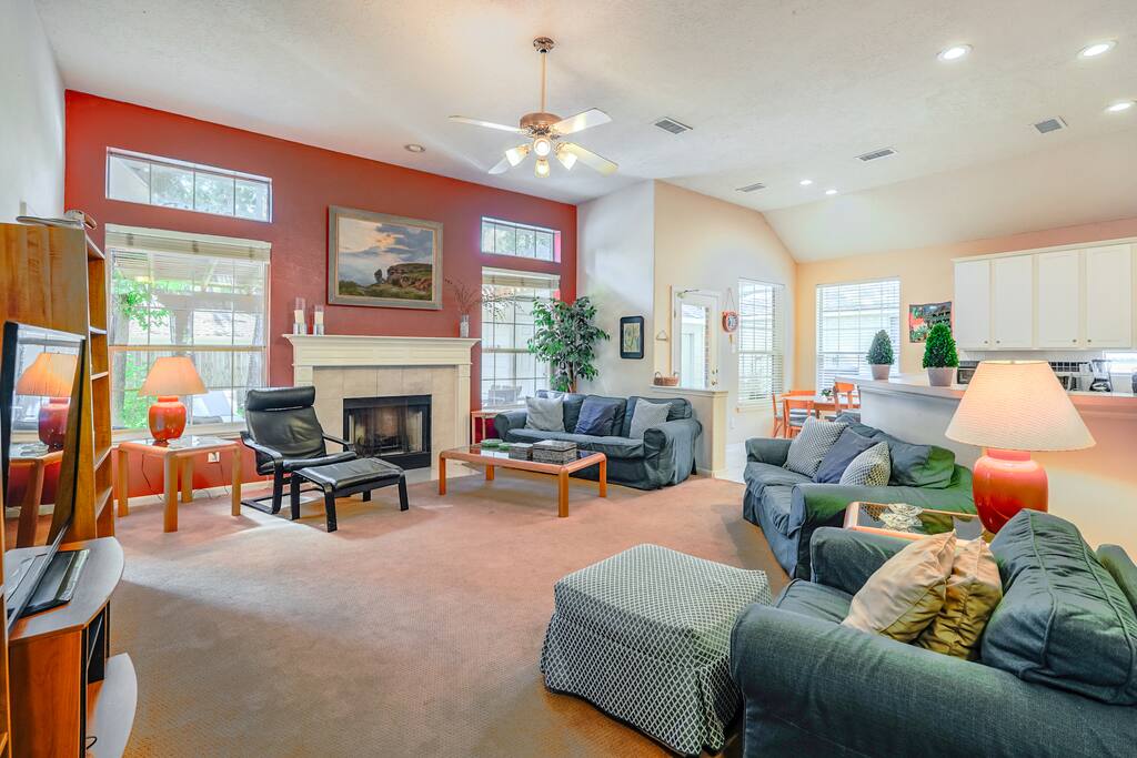 Classic 5BR House for 11 w/Backyard & Covered Deck