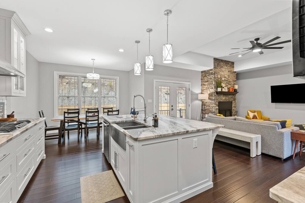 Arch Fun Lodge - Game Room, Theater, HotTub & View