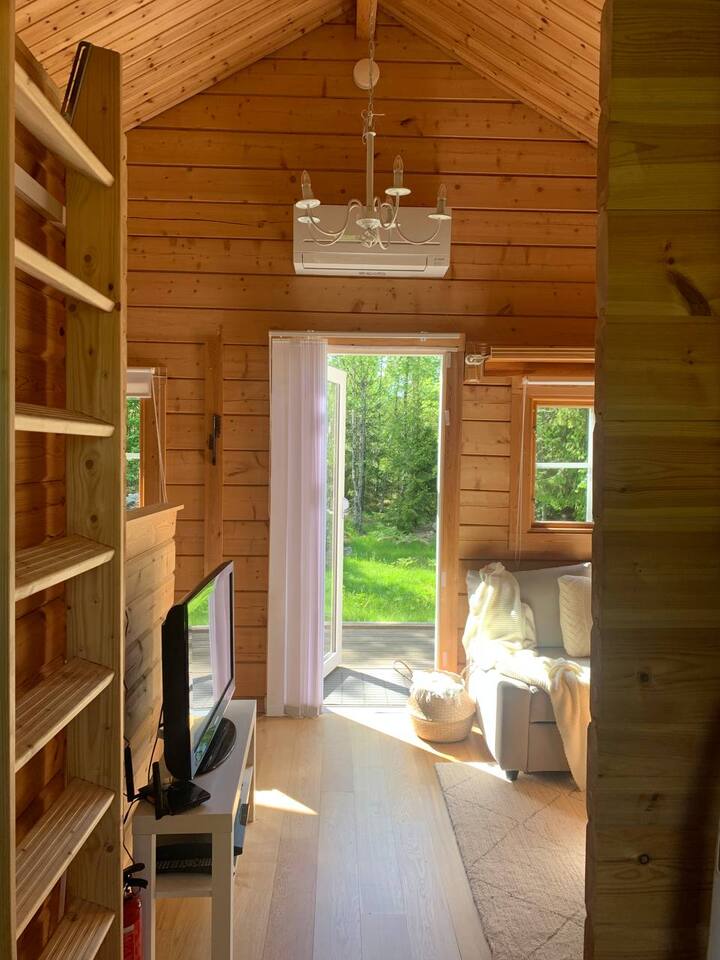 Log Cabin with hot-tub & Sauna, secluded location