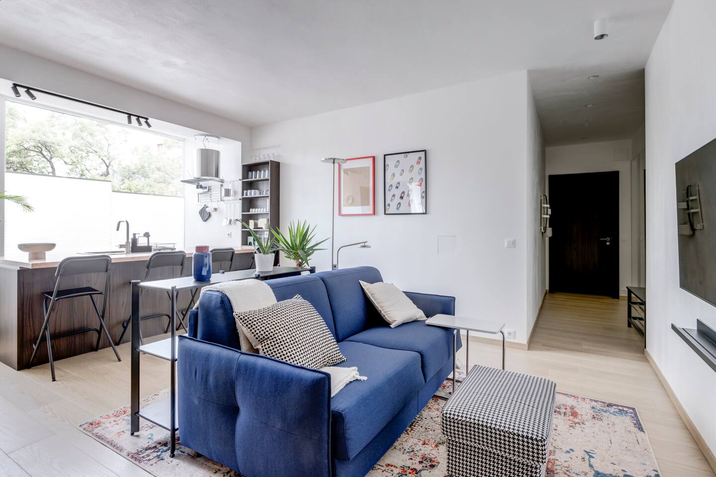 Modern 1BDMApartment Near Shopping Mall & Metro