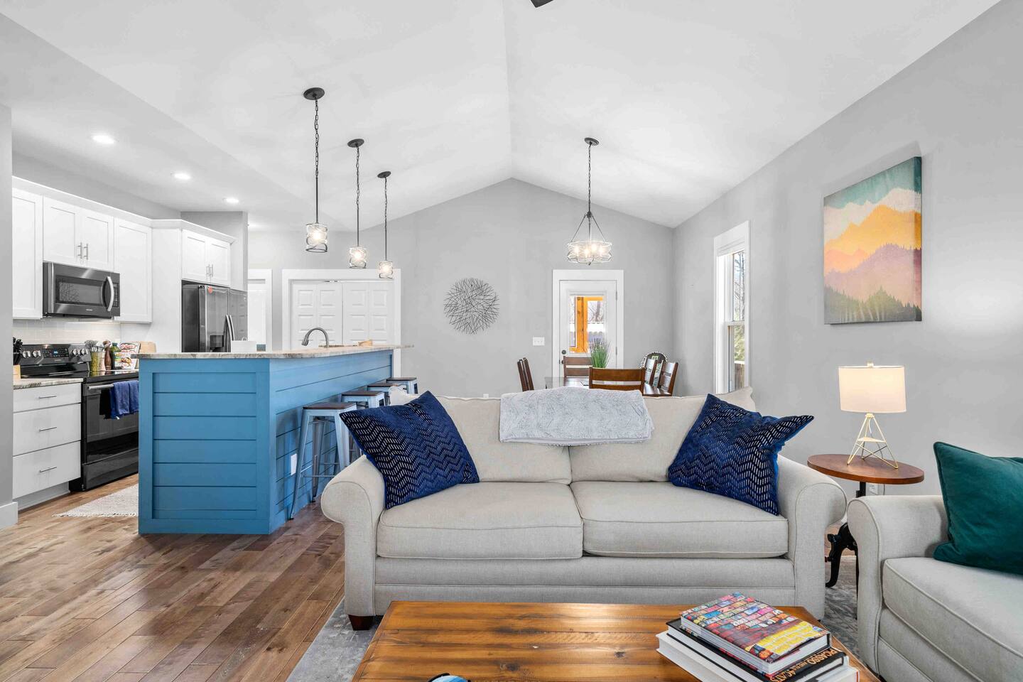 Family Hearth & Paws Bungalow, fenced yard, EV