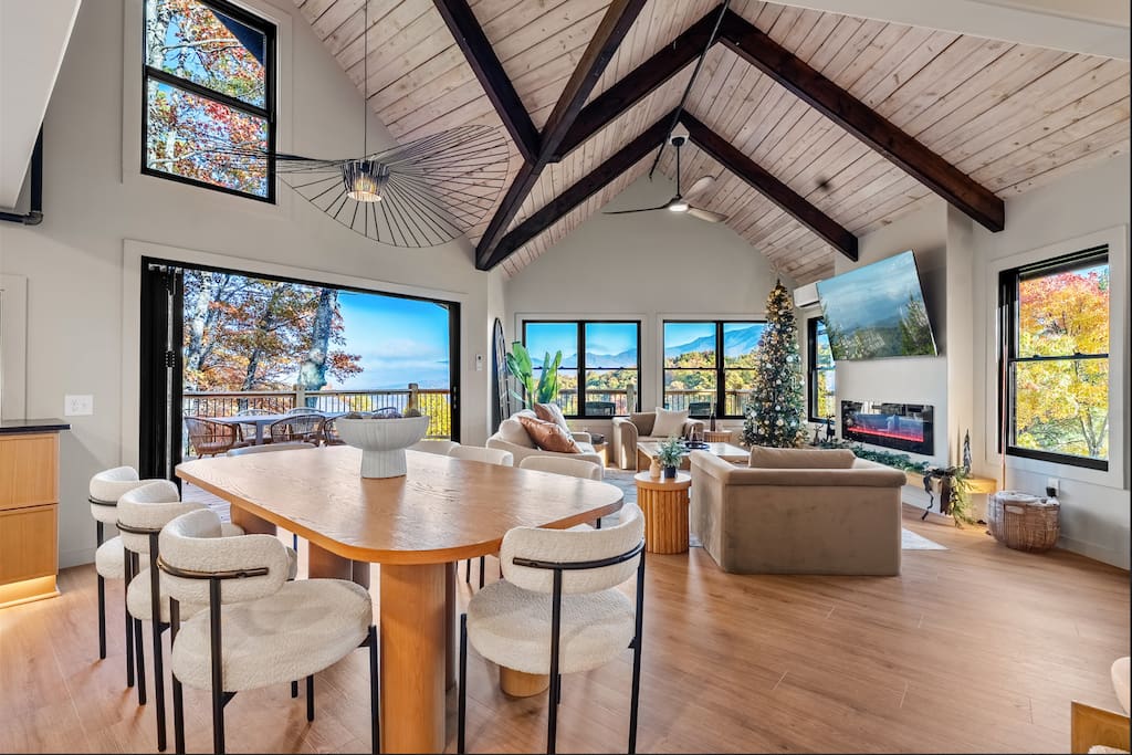 Luxury NEW Cabin:Views, Epic Gameroom, 3 Pool, 7bd