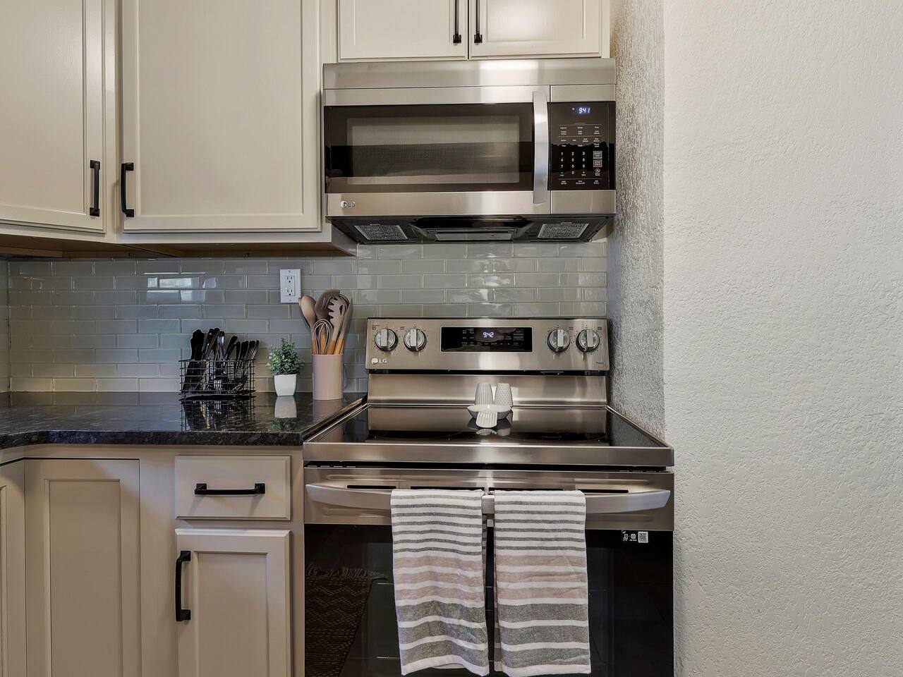 Full size oven and stovetop, with microwave make your meal prep a breeze!