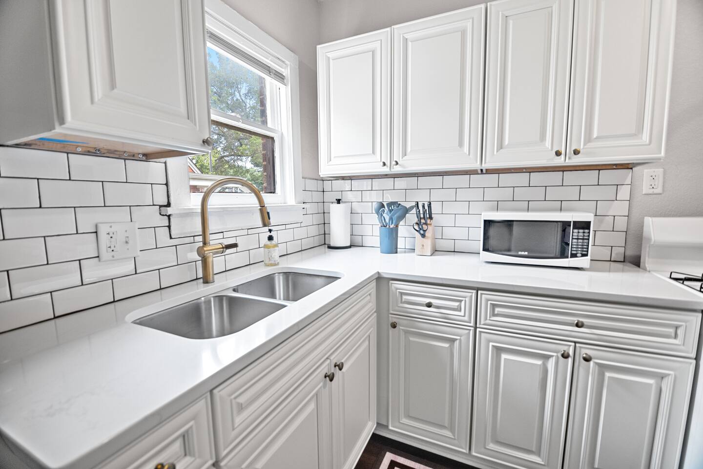 1BR/1Bath Near College Hill ~Duplex Delight~